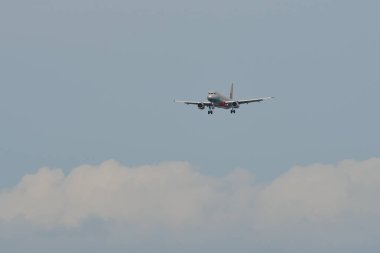 Havada uçan yolcu uçağı 