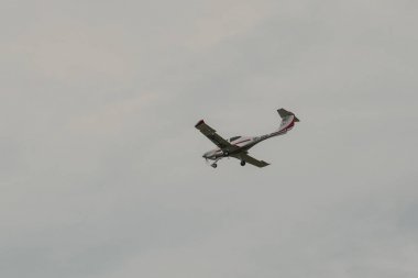 Havada uçan yolcu uçağı 