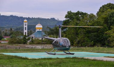 Havaalanından gelen bir helikopter 