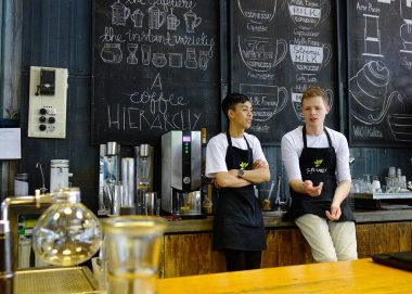 Asya erkek barista 