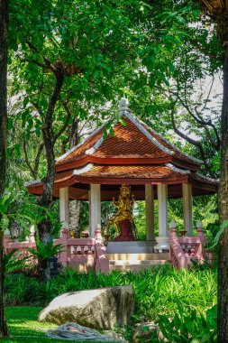 Bahçe ile küçük Budist Tapınağı 