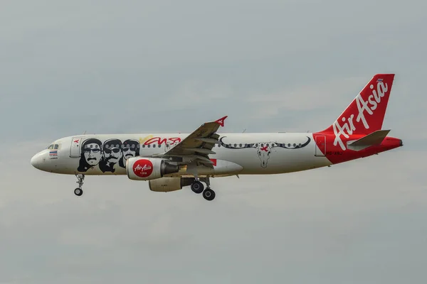 Avión de pasajeros volando en el aire — Foto de Stock