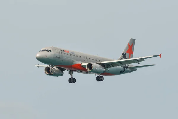 Avión de pasajeros volando en el aire — Foto de Stock