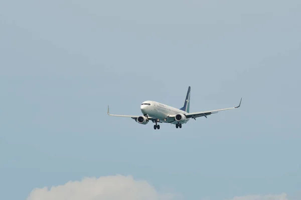 Passenger airplane flying in the air — Stock Photo, Image