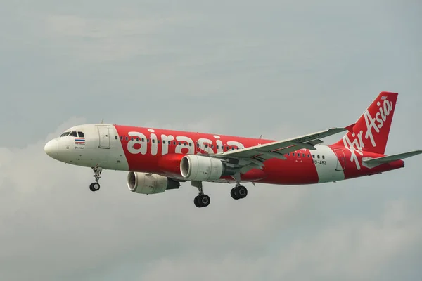 Avión de pasajeros volando en el aire — Foto de Stock