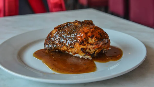 Pollo carne a la parrilla en una salsa barbacoa — Foto de Stock