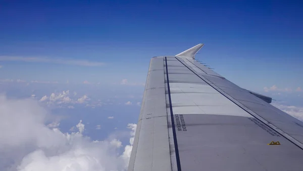 Uma asa de avião através da janela — Fotografia de Stock