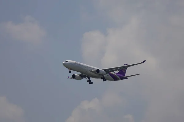 Avión de pasajeros volando en el aire — Foto de Stock