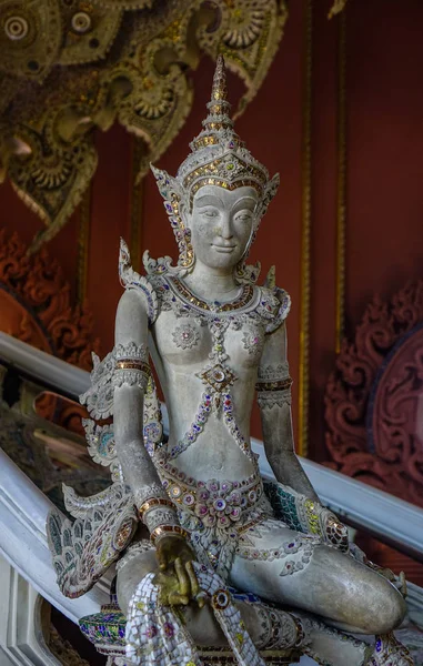 Uma estátua de Deus no templo budista — Fotografia de Stock