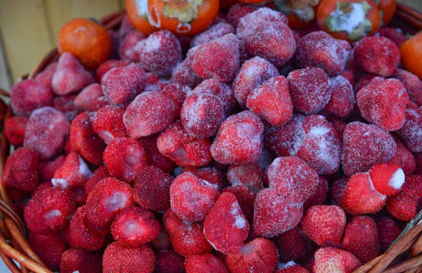 Bevroren wilde aardbeien in de lokale markt — Stockfoto