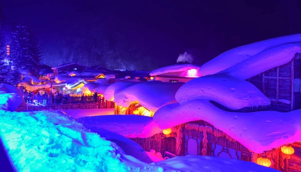 Village de neige la nuit à Harbin, Chine — Photo