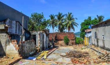 Terk edilmiş ev ve hasarlı ev