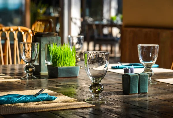 Muebles de exterior en el restaurante de lujo — Foto de Stock