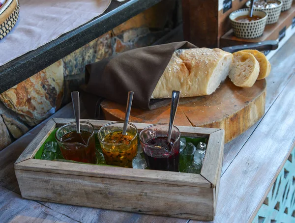 Pan fresco con mermeladas caseras — Foto de Stock