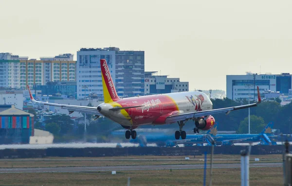 Flygplan landar på flygplatsen Tan Son Nhat — Stockfoto