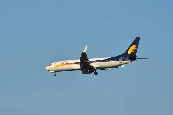 Airplane landing at Kuala Lumpur Airport — Stock Photo, Image