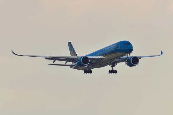 Самолёт приземлился в аэропорту Тан Сон Нхат — стоковое фото