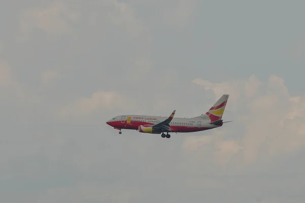 Avión aterrizando en el Aeropuerto de Kuala Lumpur — Foto de Stock