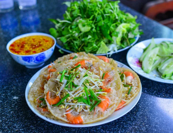 Pancake vietnamita con verdure fresche — Foto Stock