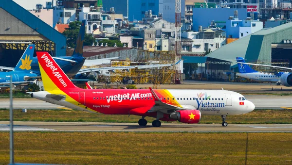 Aeromobili passeggeri che attraccano all'aeroporto — Foto Stock