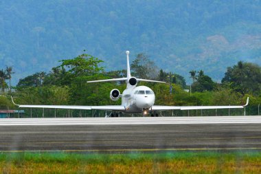 Havaalanı pistinde yolcu uçak Taksilemek 