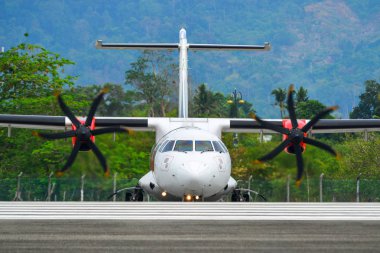Havaalanı pistinde yolcu uçak Taksilemek 