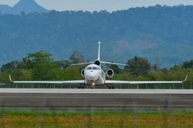 Havaalanı pistinde yolcu uçak Taksilemek 