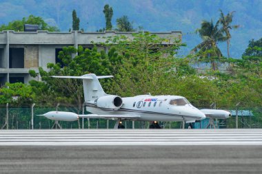 Havaalanı pistinde yolcu uçak Taksilemek 