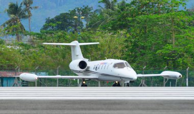 Havaalanı pistinde yolcu uçak Taksilemek 
