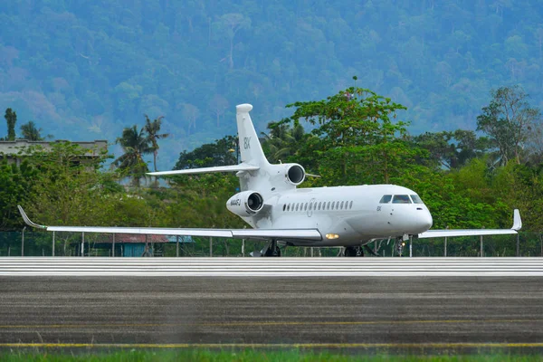 Havaalanı pistinde yolcu uçak Taksilemek 