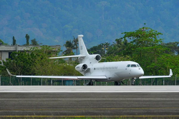 Havaalanı pistinde yolcu uçak Taksilemek 