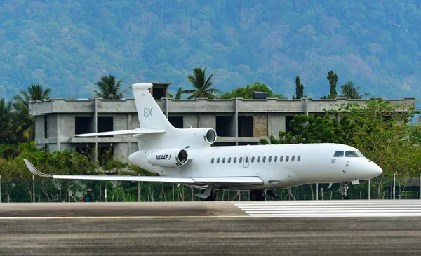 Havaalanı pistinde yolcu uçak Taksilemek 