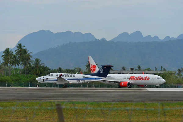 Avião de passageiros taxiando na pista do aeroporto — Fotografia de Stock