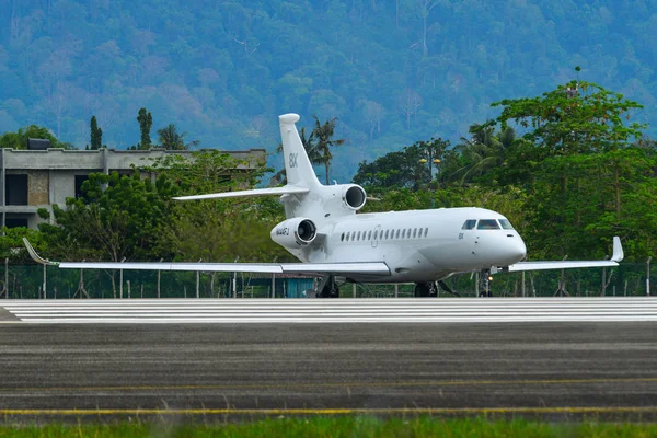 Havaalanı pistinde yolcu uçak Taksilemek 