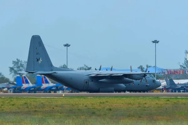 洛克希德C-130h大力神在兰卡威机场 — 图库照片