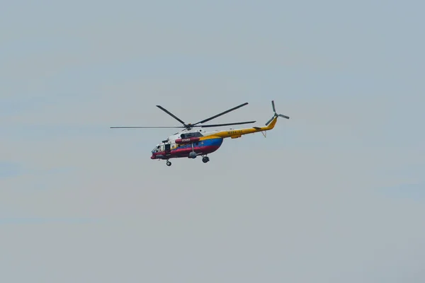 Helikopter repül az égen — Stock Fotó