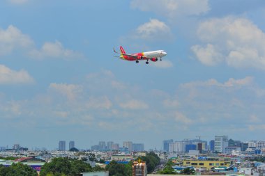 Uçak havaalanına iniyor. 