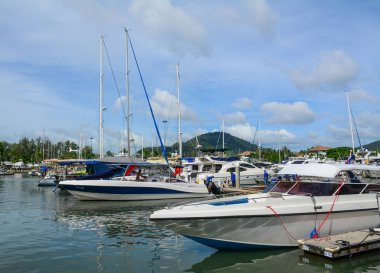 Phuket iskelesinde sürat tekneleri yerleştirme