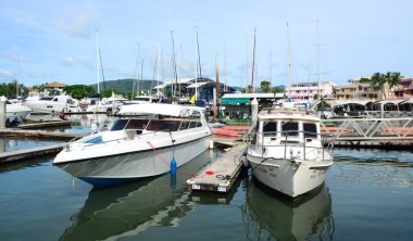 Phuket iskelesinde sürat tekneleri yerleştirme