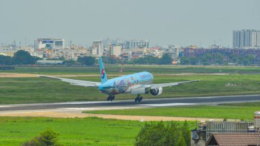 Uçak havaalanına iniyor. 