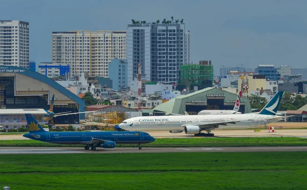 Avion circulant sur la piste de l'aéroport — Photo