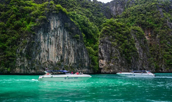 Lancha en el mar en Phuket, Tailandia — Foto de Stock