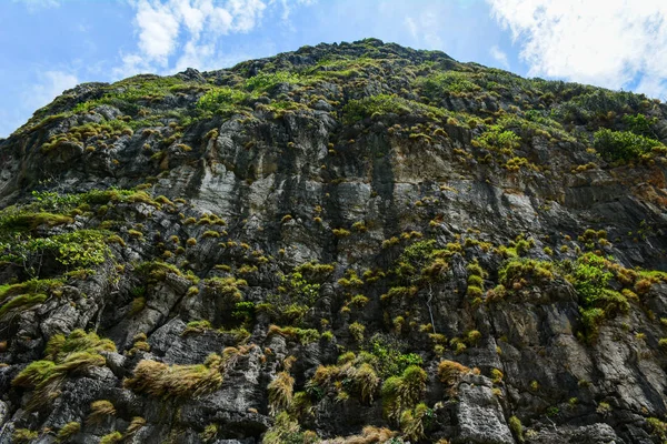 Massive structured steep stone wall — Stock Photo, Image