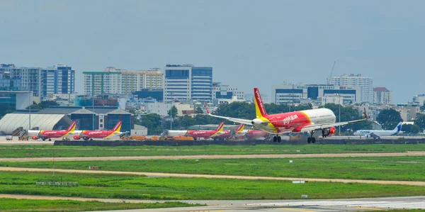 Atterraggio aereo in aeroporto — Foto Stock