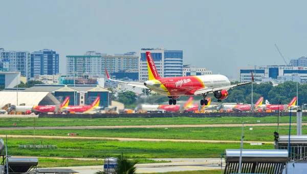 Atterraggio aereo in aeroporto — Foto Stock