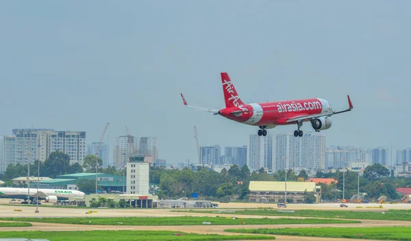 Vliegtuig landing op de luchthaven — Stockfoto