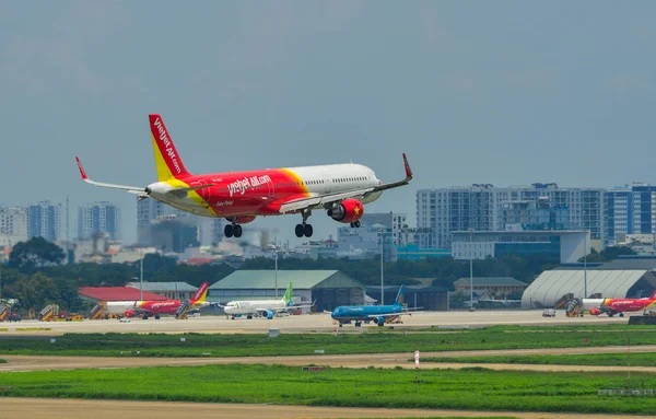 Aterrizaje del avión en el aeropuerto — Foto de Stock