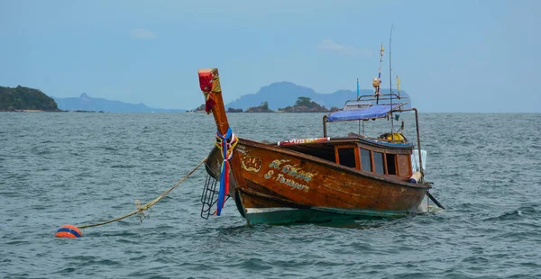 Bateau thaïlandais à longue queue en bois sur mer bleue — Photo