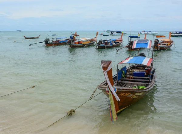 Bateau thaïlandais à longue queue en bois sur mer bleue — Photo