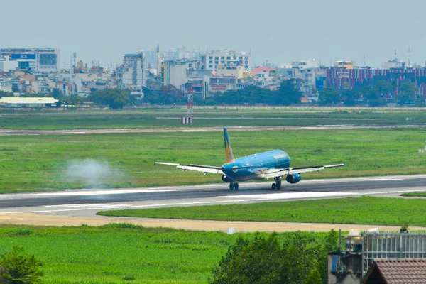 Airplane landing at the airport — Stock Photo, Image